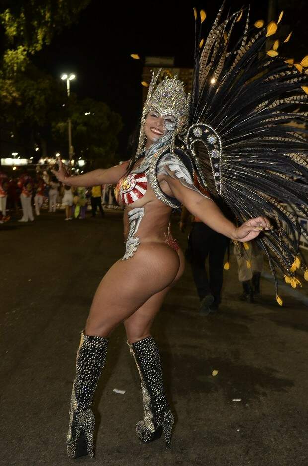 Andrea Martins quer bater o recorde de menor tapa sexo da Sapucaí. (Foto: Reprodução)