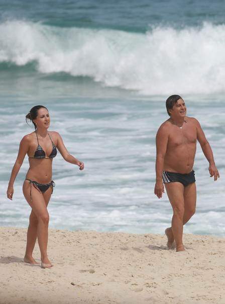 Amanda é 28 anos mais nova que ele. (foto: reprodução) 