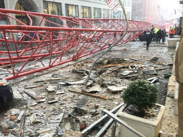 Guindaste despencou em rua de Nova York. (Foto: Reprodução)