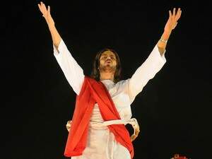 Paulo Dalagnoli desfilou como Jesus (Foto: Reprodução)