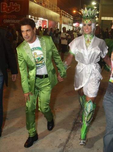Casal chegou de mãos dadas à concentração. (foto: reprodução)