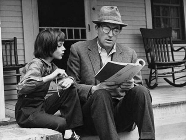 Mary Badham, então com 10 anos, ao lado de Gregory Peck em cena de "O Sol é Para Todos". (foto: reprodução)