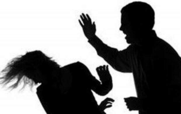 Resultado de imagem para homem agredindo mulher