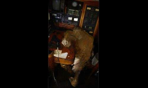 O corpo do aventureiro alemão foi encontrado sentado em uma mesa no iate (Foto: Reprodução/Facebook/Barobo Police Station)