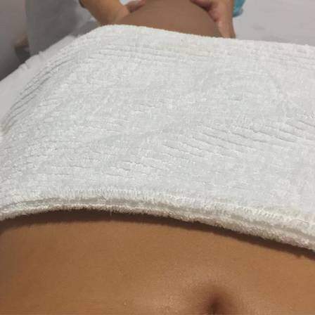 Ina Freitas mostra a barriguinha durante tratamento estético. (foto: reprodução)