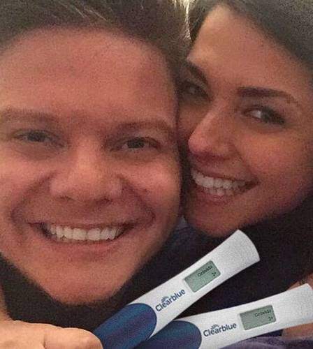 Michel e Thais posaram juntos para anunciar a gravidez. (foto: reprodução) Leia mais: http://extra.globo.com/famosos/baby-boom-sertanejo-gravidos-jorge-michel-telo-belutti-serao-papais-em-2016-18733837.html#ixzz416lzrGsL