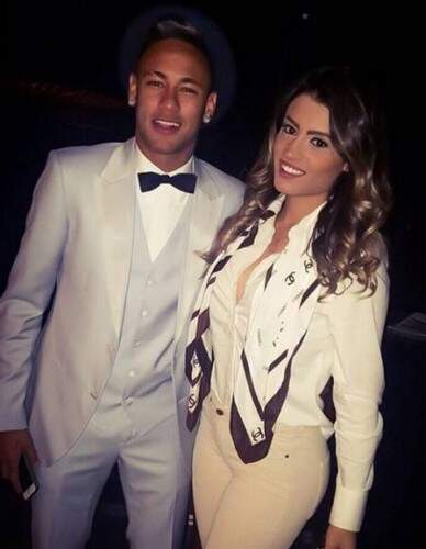 Nas redes sociais, diversas fotos com o jogador na festa de aniversário surgiram, como esta do brasileiro ao lado de Suzanne Passere. (Crédito: Reprodução)