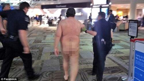 Visitante nu já havia perambulado pelo mesmo aeroporto anteriormente. Ele foi retirado do local pela polícia. (Crédito: Reprodução)