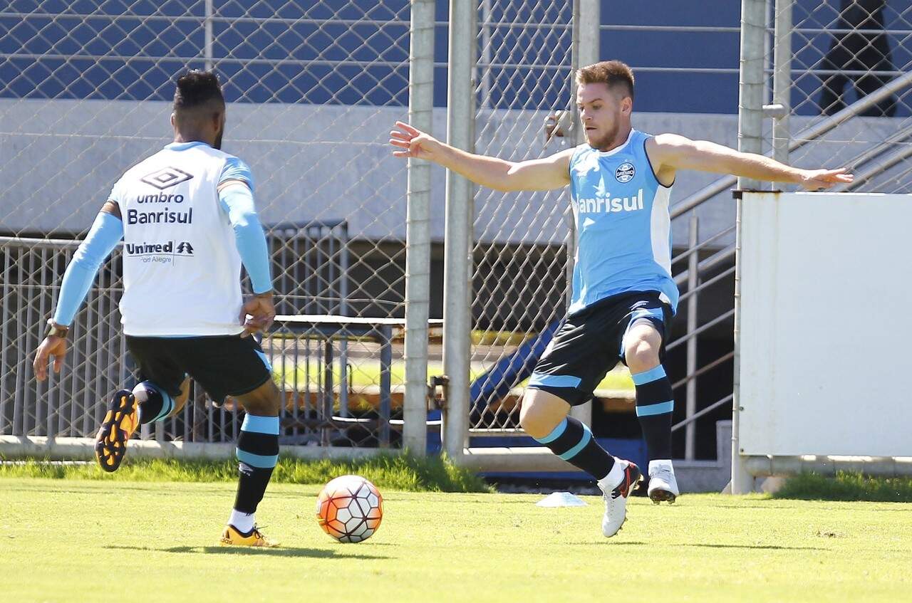 Ramiro (D) trabalhou com bola e está recuperado de lesão. (Foto: Lucas Uebel/Grêmio)