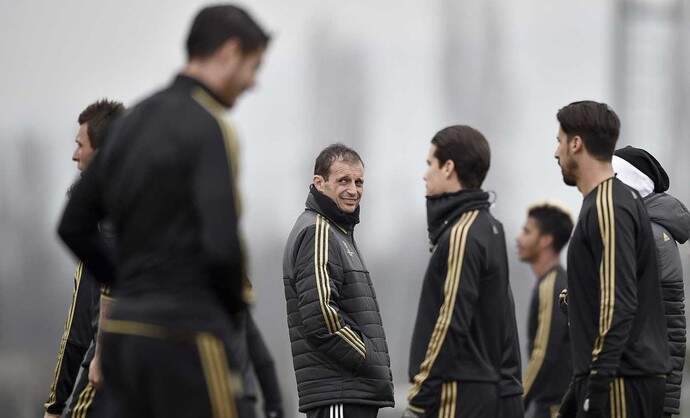 Técnico da Juve, Massimiliano Allegri (C), disse que até empate seria bom. (Foto: Twitter)