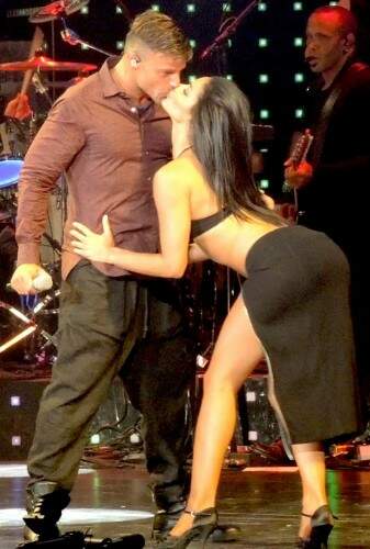 Ricky Martin beijou bailarina no palco. (foto: reprodução)