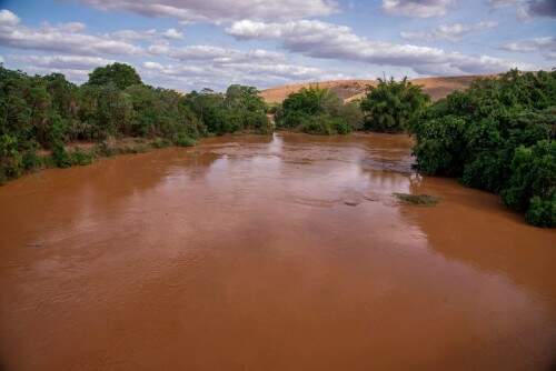 Cidades suspendem abastecimento de água após lama atingir o Rio Doce. (foto: Agência Brasil)