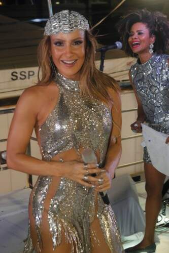 A musa Claudia Leitte com figurino de muito brilho no Carnaval de Salvador. (Foto: Ricardo Cardoso/Frame Photos/divulgação)