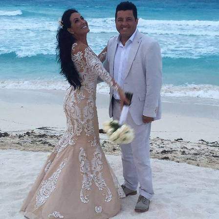 O casal posou para fotos na praia. (foto: reprodução)