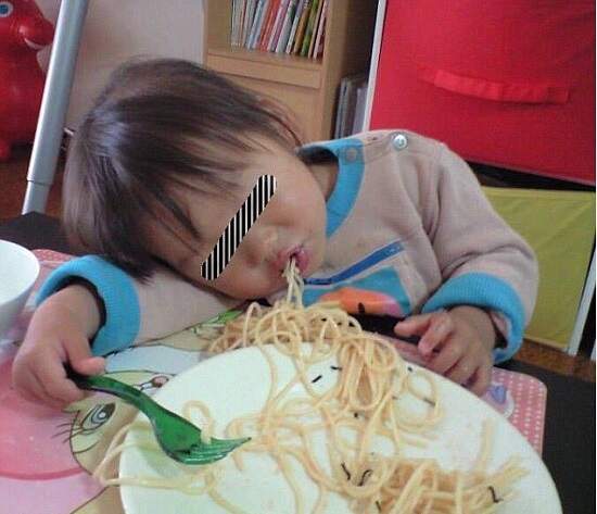 Criança dorme durante o jantar. (Crédito: Reprodução)