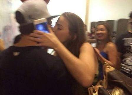 Rayanne e Douglas Sampaio se beijam em shopping. (Foto: Reprodução)
