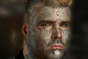 King também tem os olhos tatuados. Foto: Reprodução