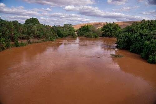 Cidades suspendem abastecimento de água após lama atingir o Rio Doce. (foto: Agência Brasil)