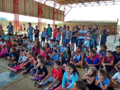 Alunos assistem à peça de teatro. (Foto: Divulgação)