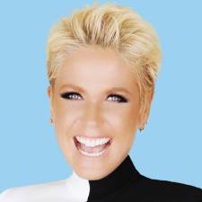 Descontente com a política, apresentadora perdeu a linha com seguidora. (Foto: Reprodução)
