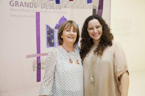 A artista Dinorá Bohrer e a curadora da mostra, Paula Ramos. (Foto: André Cavalheiro/divulgação)