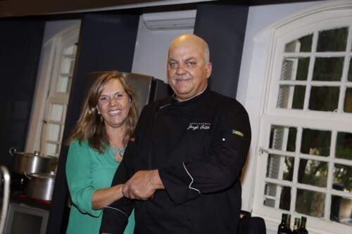 Olinda Aita e o marido, o chef Jorge Aita, que coordenou o preparo da deliciosa feijoada da tarde de domingo. (Foto: Lenara Petenuzzo/especial)