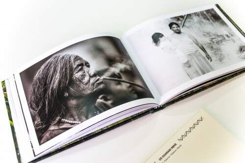 Páginas do livro com as fotos que procuram retratar a vida diária dos guaranis. (Foto: Vherá Poty e Danilo hristidis/reprodução)