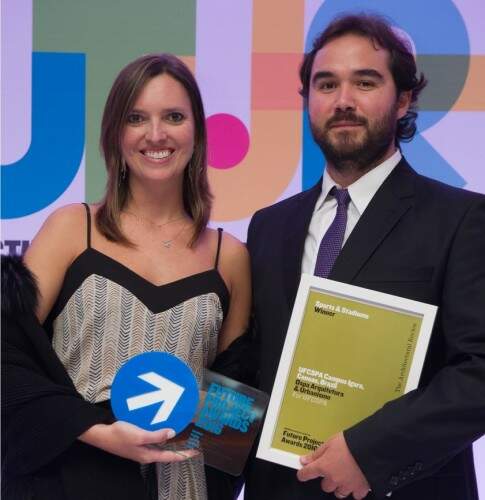 Carolina Souza Pinto e Lucas Obino estiveram em Cannes para receber o prêmio “AR MIPIM Future ProjectsAwards”. (Foto: The ArchitecturalReview/divulgação) 