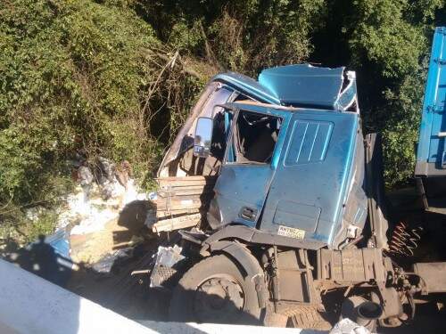 Um dos motoristas ficou preso entre as ferragens e faleceu no local. (foto: PRF/divulgação)