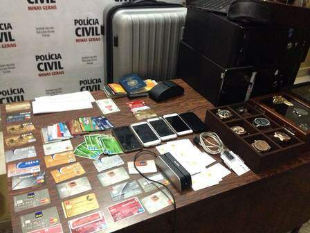 Material para fraude foi encontrado na casas dos suspeitos. (Crédito: Reprodução)