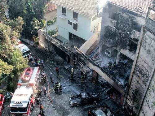 Bombeiros trabalham na área onde um avião monomotor caiu em uma casa no bairro da Casa Verde, em São Paulo, na tarde deste sábado (19). (Foto: Reprodução)