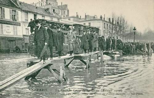 Última grande cheia ocorrida em Paris foi registrada em 1910. Na época, rio Sena subiu 8 metros. (Crédito: Reprodução)