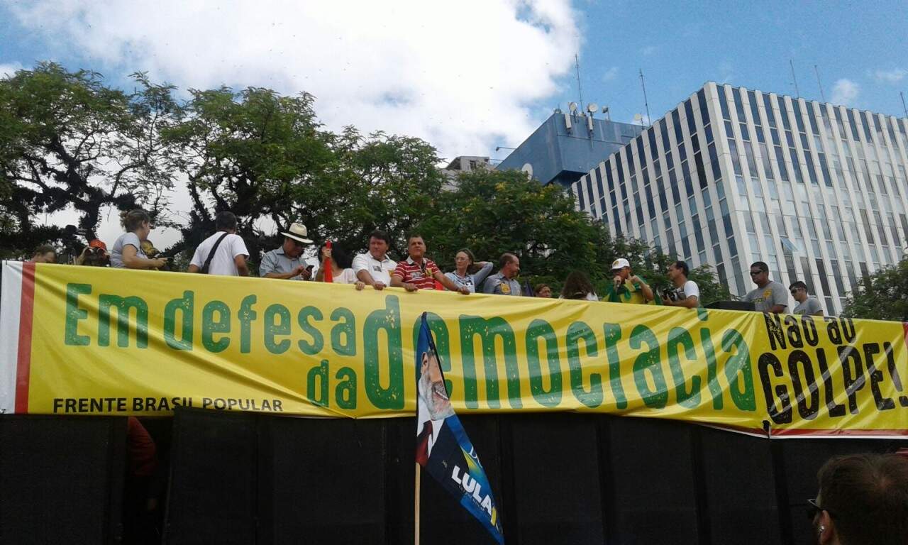 Deputados federais, estaduais e vereadores do campo popular pediram a manutenção da democracia. (Foto: Divulgação)