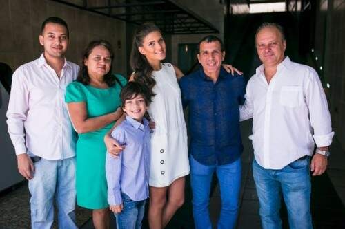 Eri Johnson com a família da noiva