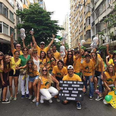 Famosos foram às ruas. (Foto: Reprodução)