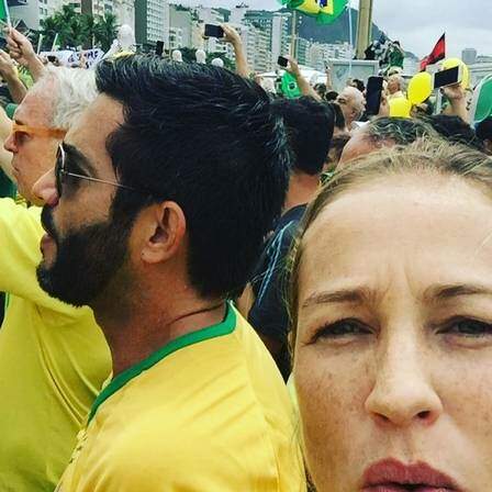 Luana Piovani no protesto em Copacabana> (Foto: Reprodução/ Instagram)