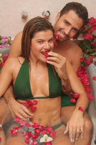 Latino e Mirella Santos