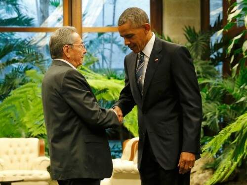 Barack Obama e Raúl Castro apertam as mãos durante encontro histórico no Palácio da Revolução, em Havana. (foto: reprodução)