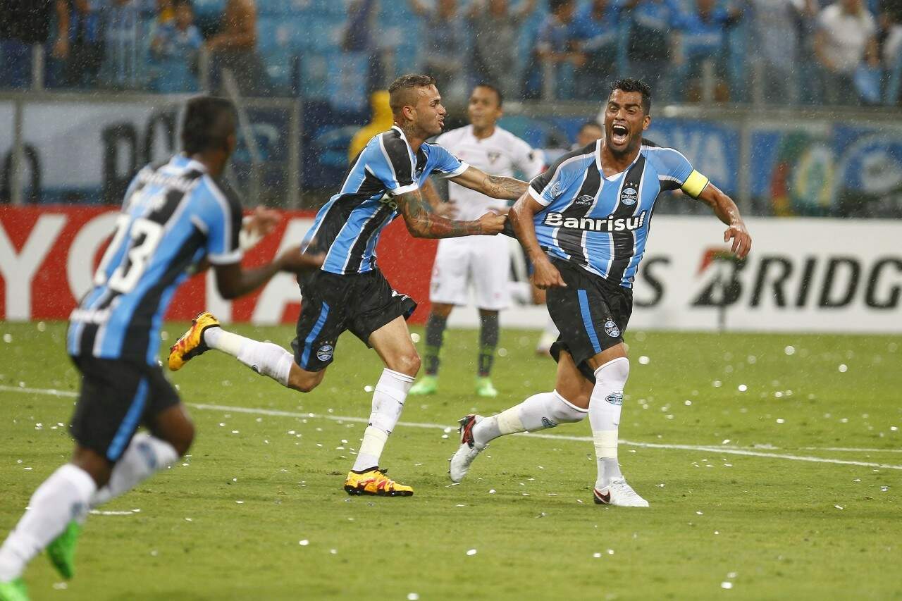 Maicon (D) abriu o placar na goleada sobre a LDU por 4 a 0. (Foto: Lucas Uebel/Grêmio)
