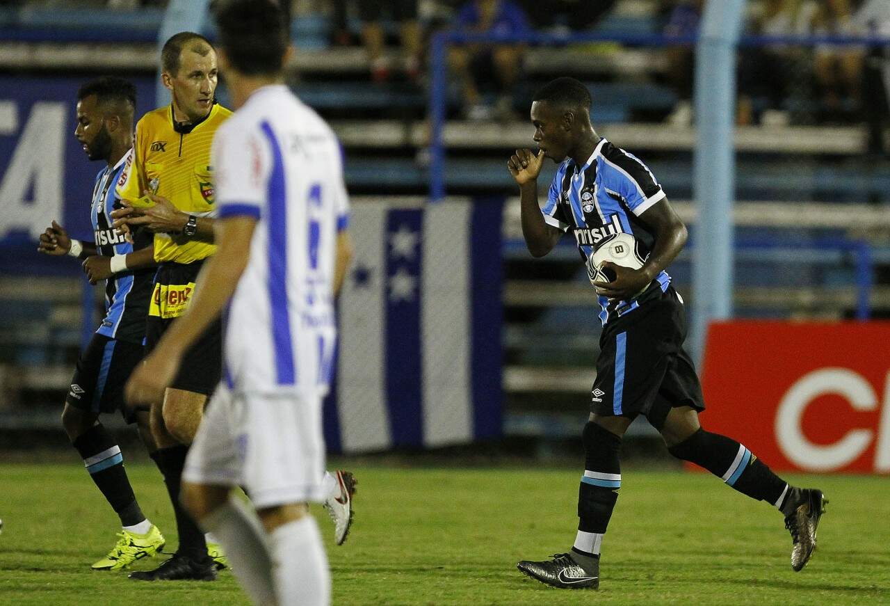 Lincoln comemora seu gol em cobrança de pênalti na partida. (Foto: Lucas Uebel/Grêmio)
