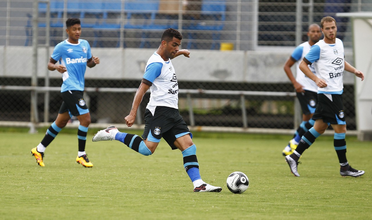 Maicon (com a bola) treinou normalmente depois de ter sido poupado em Erechim. (Foto: Lucas Uebel/Grêmio)