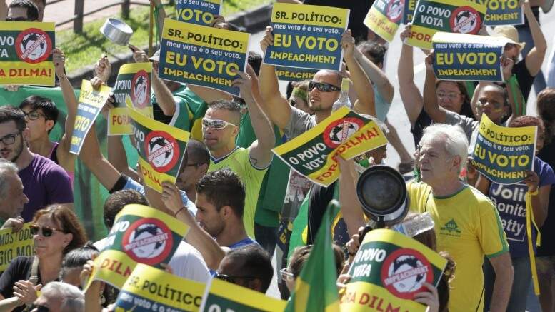 Grupo pró-impeachment protestou em frente à sede da Polícia Federal em Porto Alegre (Foto: Itamar Aguiar / Agência Freelancer)