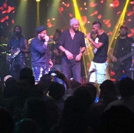 Adriano sobe ao palco e dança com grupo de pagode. (foto: reprodução)