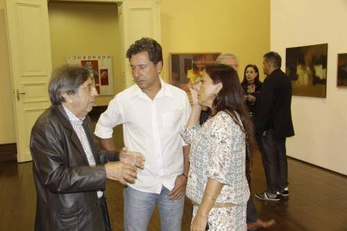 O pintor Paulo Porcella com os filhos Helenice, que é curadora da mostra, e Leonardo Porcella. (Foto: divulgação)