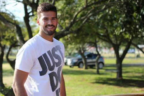 Alisson Becker é tido como um sujeito simpático, que não foge das perguntas nem as responde de forma evasiva. (foto: reprodução)