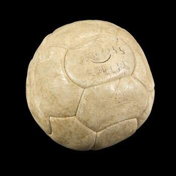 Bola do gol mil de Pelé será levada a leilão. (Crédito: Reprodução)