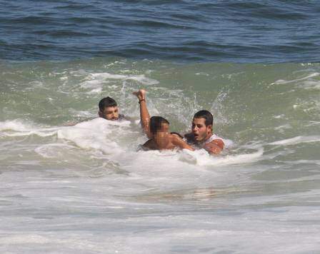 Cauã Reymond abandona as ondas para ajudar no resgate do menino. (foto: reprodução)