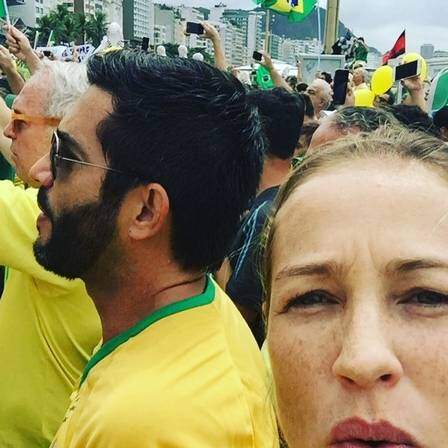 Luana Piovani no protesto em Copacabana> (Foto: Reprodução/ Instagram)