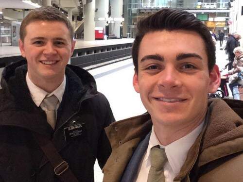 Mason Wells, de 19 anos, e Joseph Empey, 20, ambos de Utah, ficaram feridos nos atentados (Foto: Joseph Empey/Chad Wells/AP)