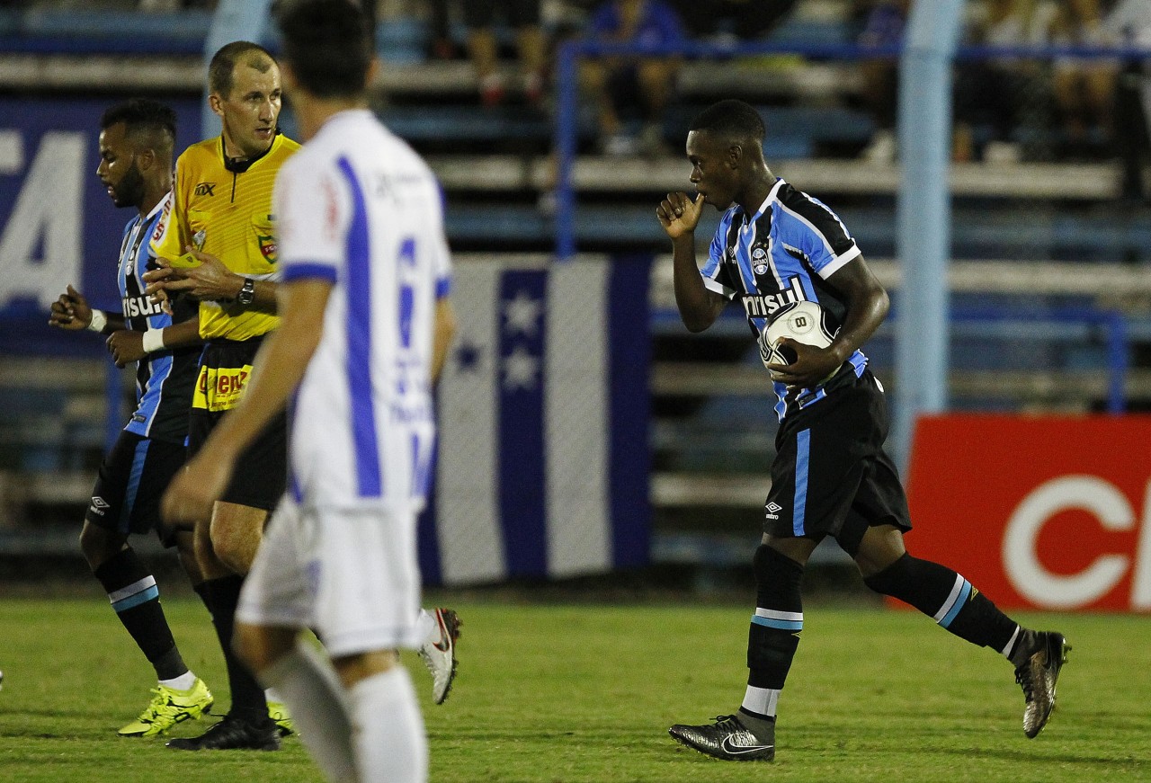 Lincoln comemora seu gol em cobrança de pênalti na partida. (Foto: Lucas Uebel/Grêmio)